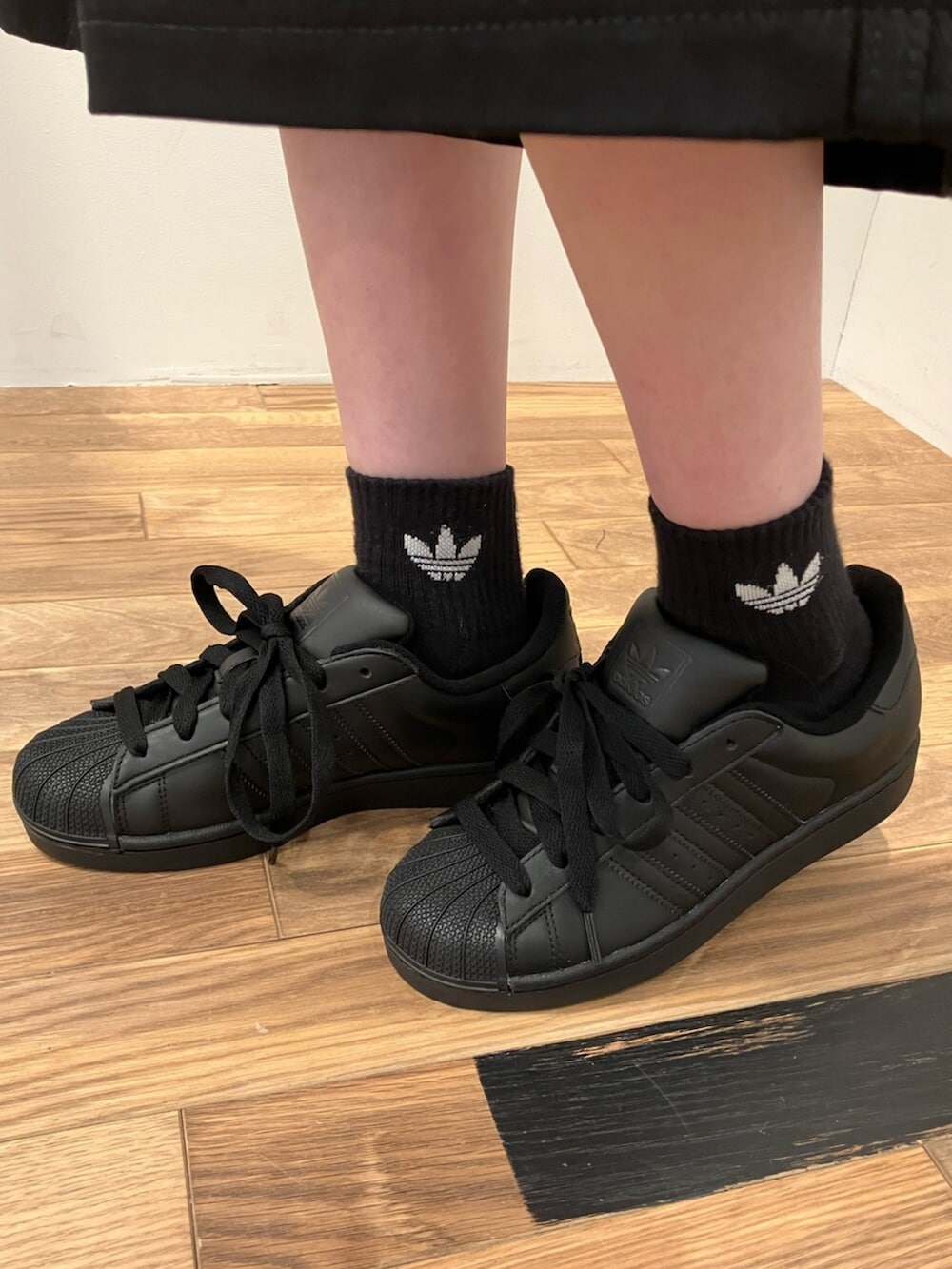 ブラック系のスウェット、ブラック系のその他パンツ、ブラック系のスニーカーを着用したレディースの夏コーディネートの2枚目の写真