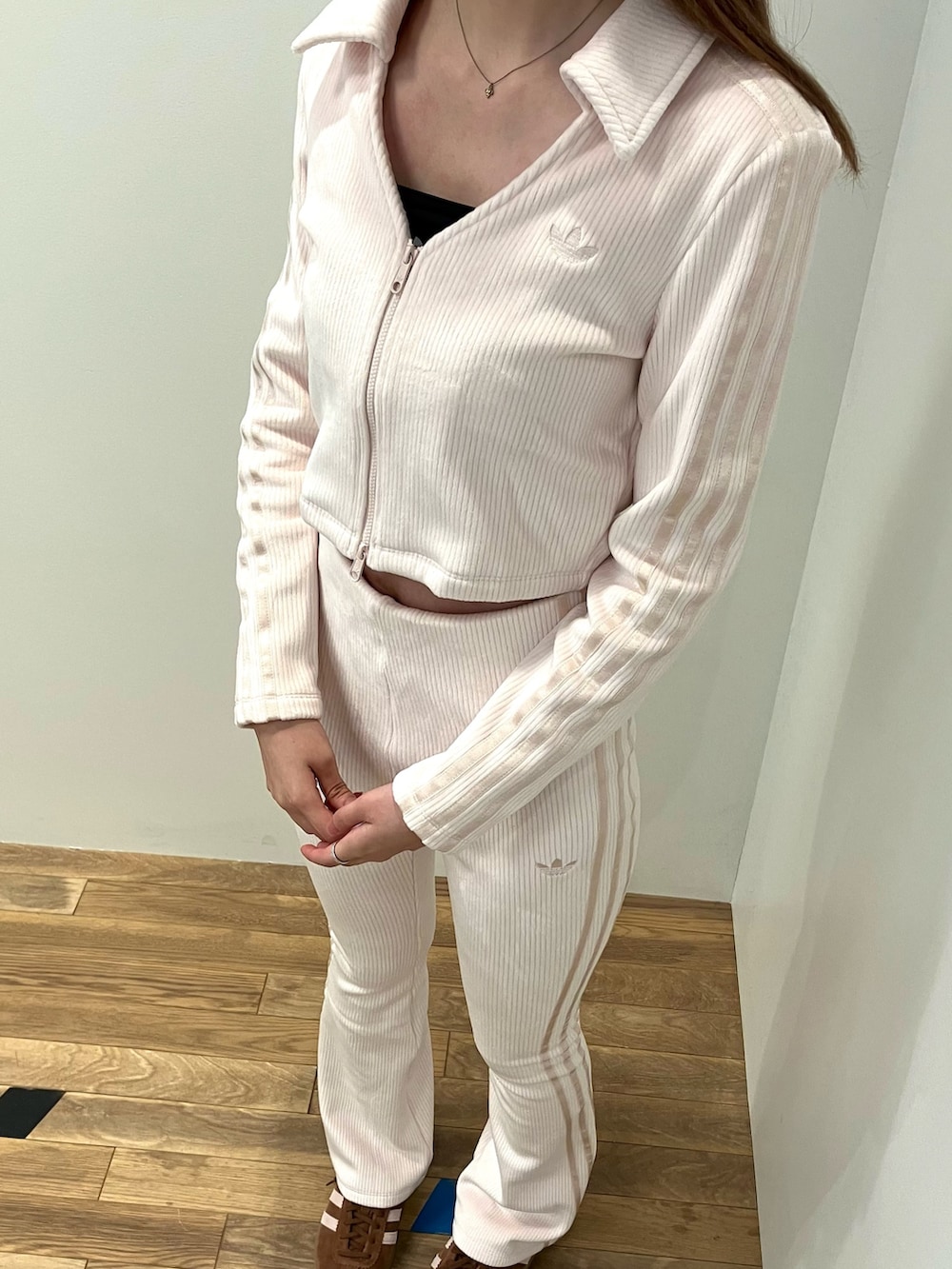 リブ フレアレギンス、リブ カーディガン、BRMDのアディダスコーデ