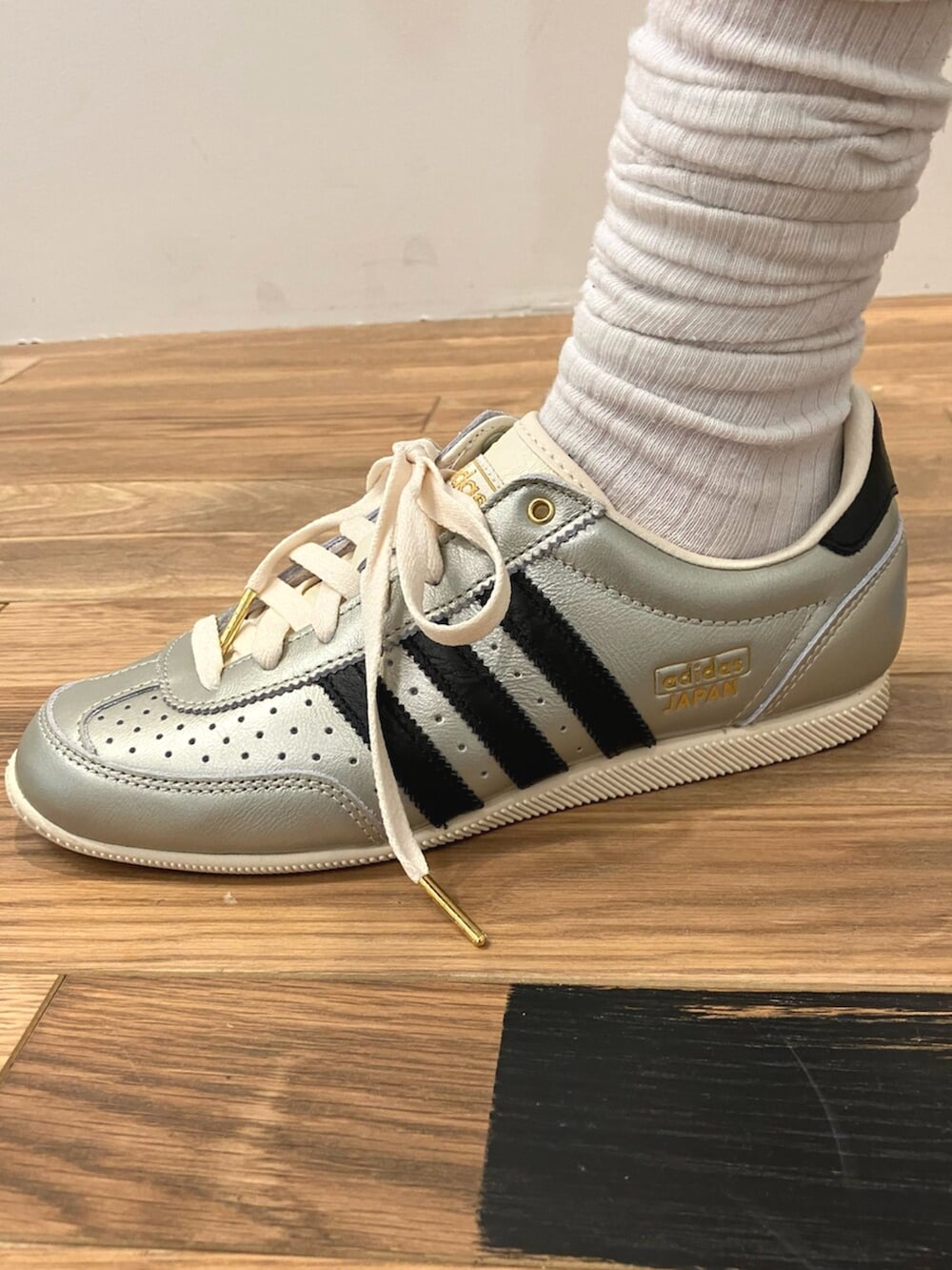 ホワイト系のTシャツ/カットソー、ブルー系のジャケット/アウター、ブルー系のスカートを着用したレディースの夏コーディネートの4枚目の写真