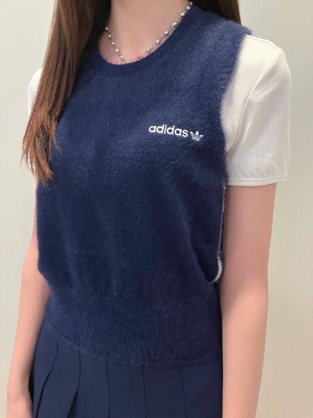 ホワイト系のTシャツ/カットソー、ブルー系のジャケット/アウター、ブルー系のスカートを着用したレディースの夏コーディネートの2枚目の写真