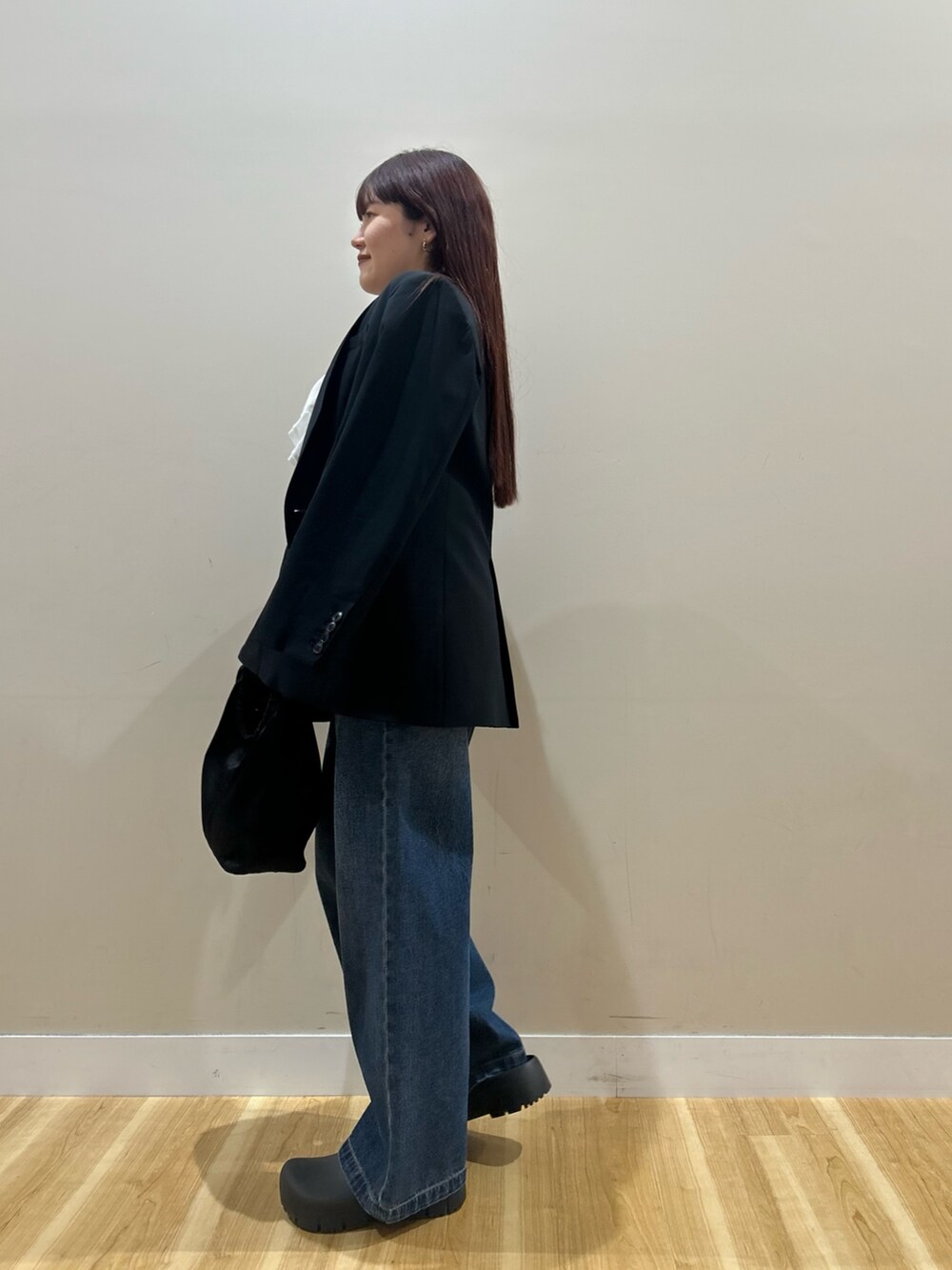 ブラック系のその他アウター、ブラウン系のTシャツ/カットソー、ホワイト系のシャツ/ブラウスを着用したレディースの秋コーディネートの4枚目の写真