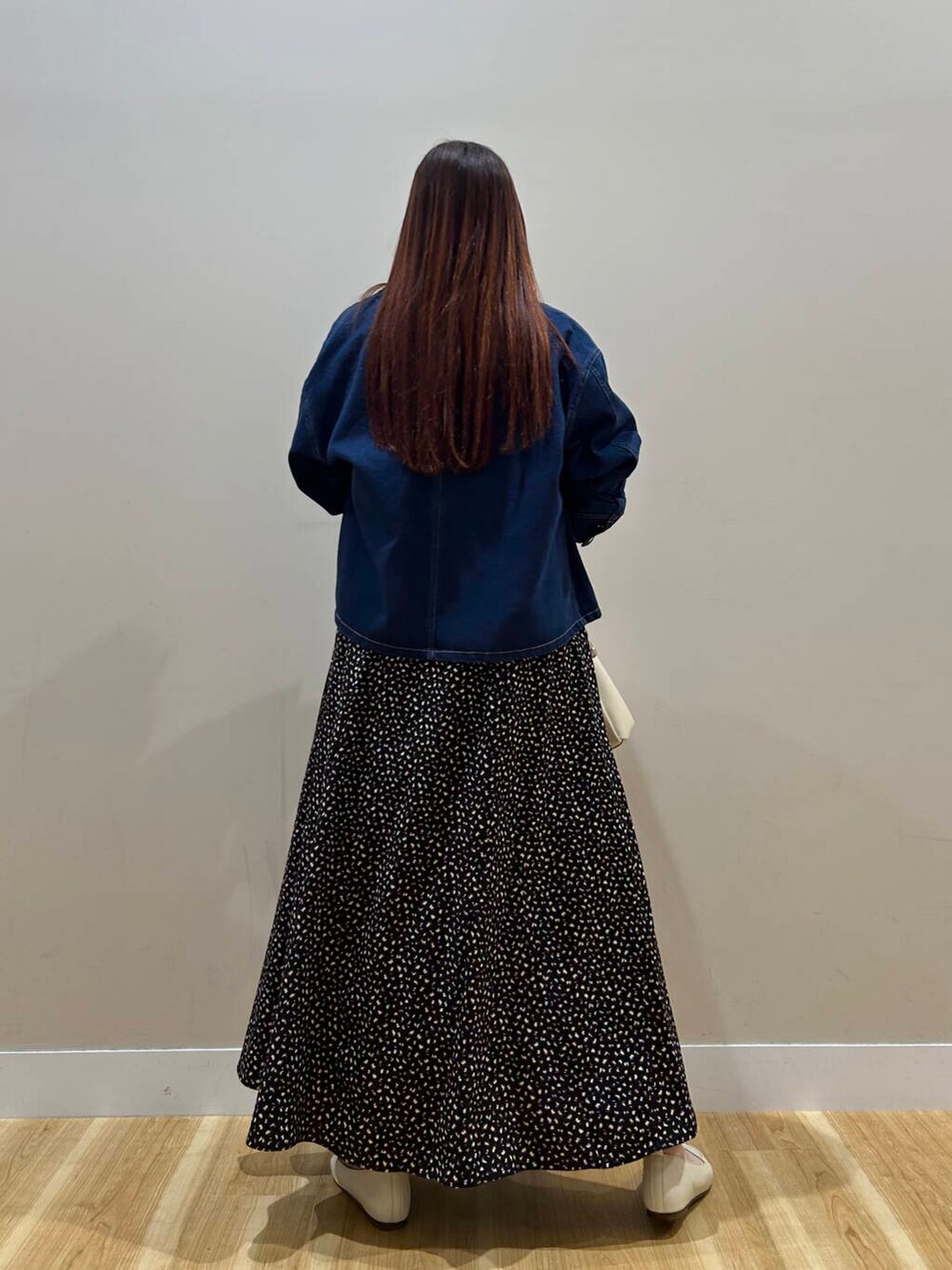 ホワイト系のスリッポン、ホワイト系のショルダーバッグ、ホワイト系のTシャツ/カットソーを着用したレディースの夏コーディネートの3枚目の写真
