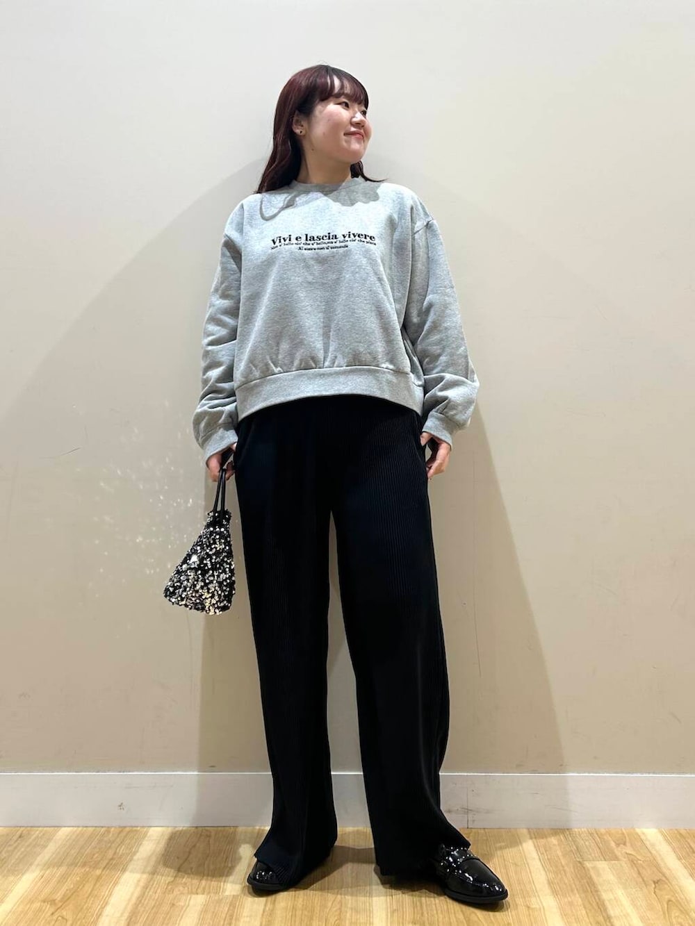 ブラック系のその他パンツ、シルバー系のショルダーバッグ、ブラック系のローファーを着用したレディースの冬コーディネートの2枚目の写真