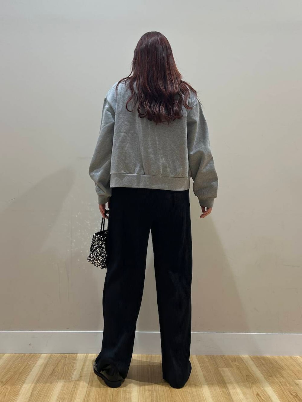 ブラック系のその他パンツ、シルバー系のショルダーバッグ、ブラック系のローファーを着用したレディースの冬コーディネートの7枚目の写真