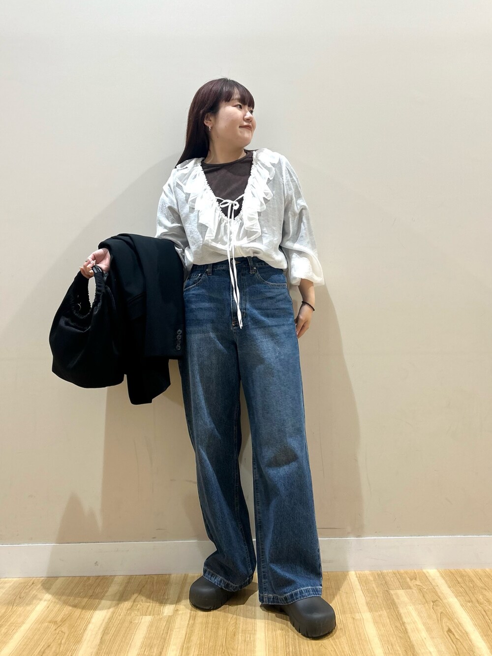 ブラック系のその他アウター、ブラウン系のTシャツ/カットソー、ホワイト系のシャツ/ブラウスを着用したレディースの秋コーディネートの5枚目の写真