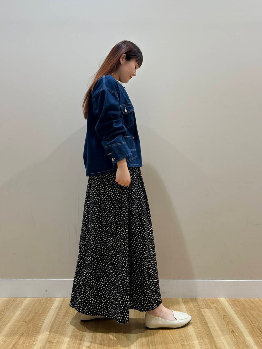 ホワイト系のスリッポン、ホワイト系のショルダーバッグ、ホワイト系のTシャツ/カットソーを着用したレディースの夏コーディネートの2枚目の写真