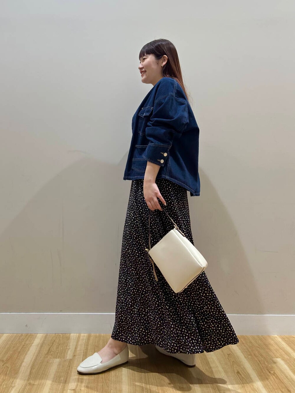 ホワイト系のスリッポン、ホワイト系のショルダーバッグ、ホワイト系のTシャツ/カットソーを着用したレディースの夏コーディネートの4枚目の写真