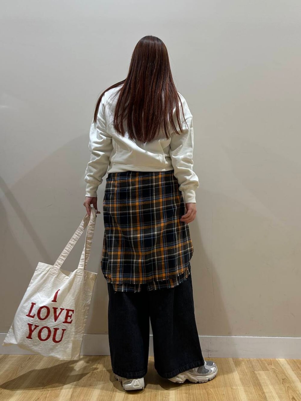 ブラウン系のその他アウター、ブラック系のシャツ/ブラウス、ホワイト系のトートバッグを着用したレディースの冬コーディネートの7枚目の写真