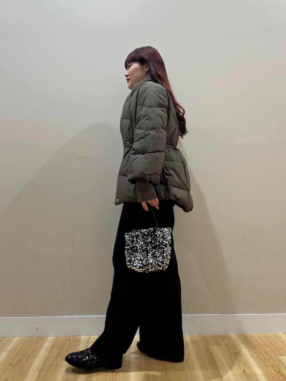 ブラック系のその他パンツ、シルバー系のショルダーバッグ、ブラック系のローファーを着用したレディースの冬コーディネートの5枚目の写真