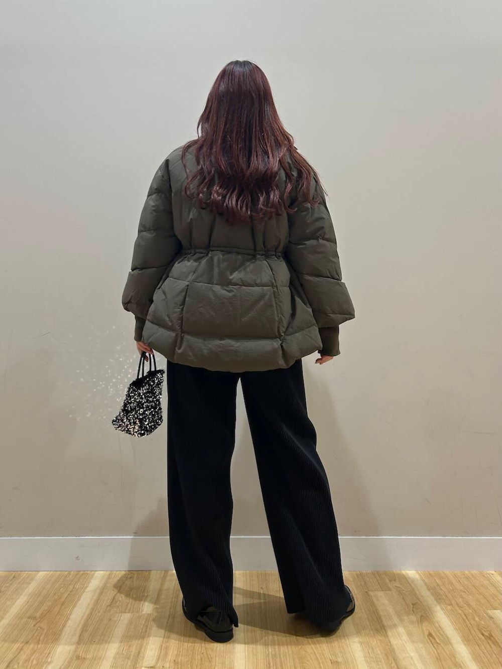 ブラック系のその他パンツ、シルバー系のショルダーバッグ、ブラック系のローファーを着用したレディースの冬コーディネートの4枚目の写真