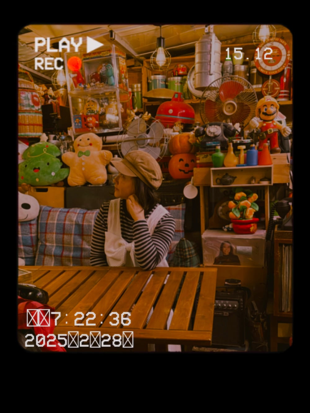 「今日のコーデ、サスペンダー、春色、春服コーデ、お出かけコーデ、Hong Kong、Hong Kong cafe、vintage、Faye Wong」｜「CONVERSEのアイテム（スニーカー、オレンジ系）」を使った、meowmeoweee90さん（レディース・153cm）の春コーディネートの3枚目の写真