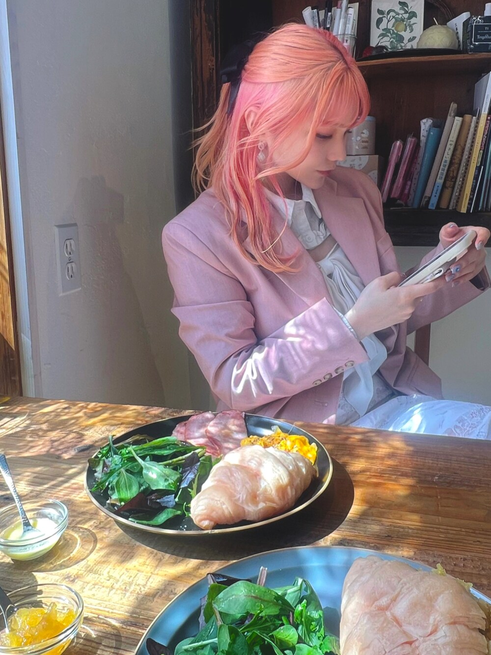 ピンク系のテーラードジャケット、ホワイト系のスカート、ブラック系のローファーを着用したレディースの春コーディネートの3枚目の写真