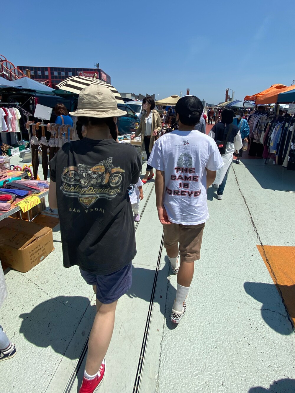 ブラック系のスリッポン、レッド系のスニーカー、ブラック系のTシャツ/カットソーを着用したレディースの春コーディネートの2枚目の写真