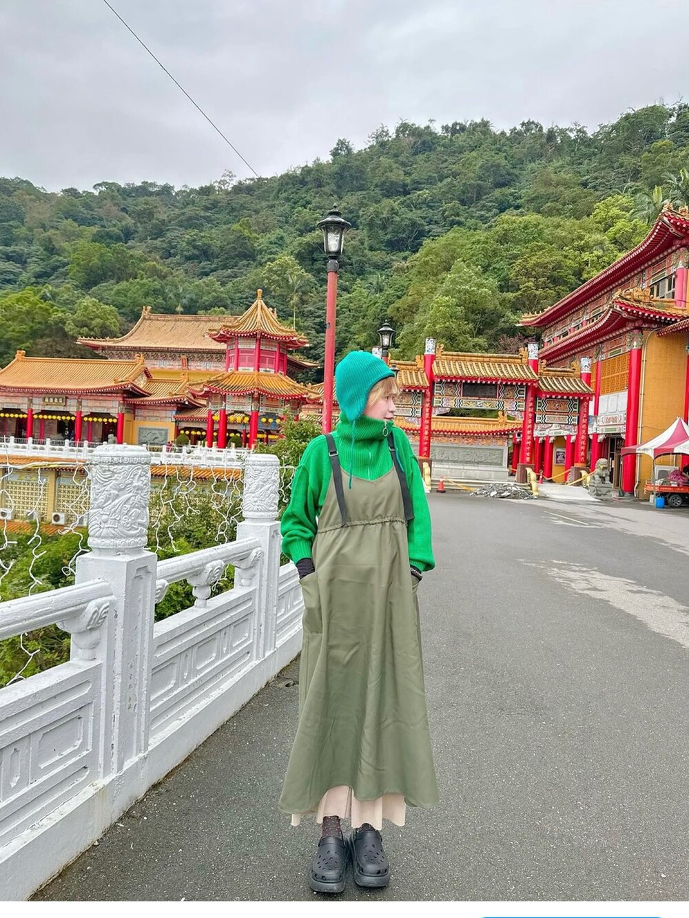 ブラック系のサンダルを着用したレディースの冬コーディネートの3枚目の写真