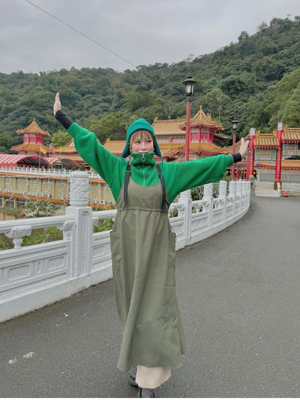 ブラック系のサンダルを着用したレディースの冬コーディネートの2枚目の写真