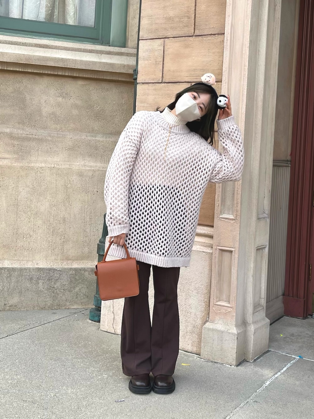 ベージュ系のニット/セーターを着用したレディースの春コーディネートの2枚目の写真