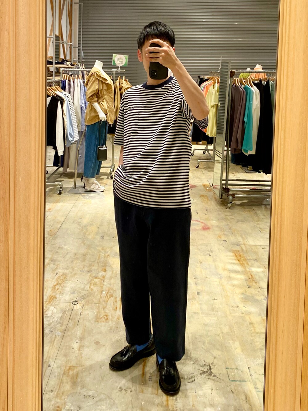 ホワイト系のシャツ/ブラウス、ブルー系のTシャツ/カットソー、ブルー系のチノパンツを着用したメンズの春コーディネートの2枚目の写真