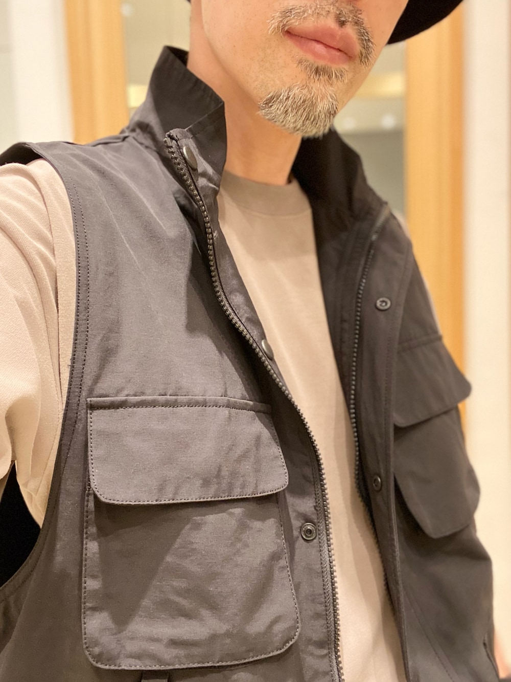 ブラック系のその他アウター、ベージュ系のTシャツ/カットソー、ホワイト系のその他パンツを着用したメンズの春コーディネートの4枚目の写真