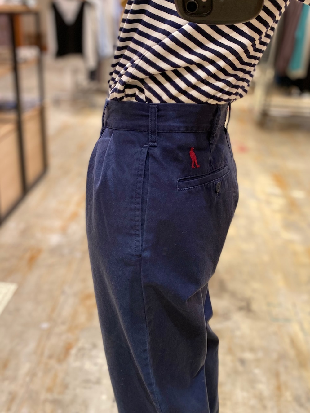 ホワイト系のシャツ/ブラウス、ブルー系のTシャツ/カットソー、ブルー系のチノパンツを着用したメンズの春コーディネートの3枚目の写真