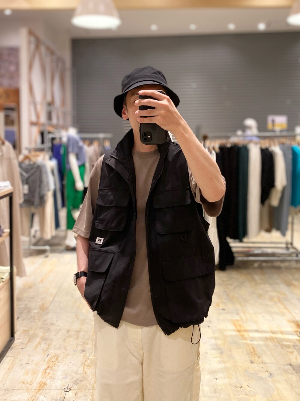 ブラック系のその他アウター、ベージュ系のTシャツ/カットソー、ホワイト系のその他パンツを着用したメンズの春コーディネートの2枚目の写真
