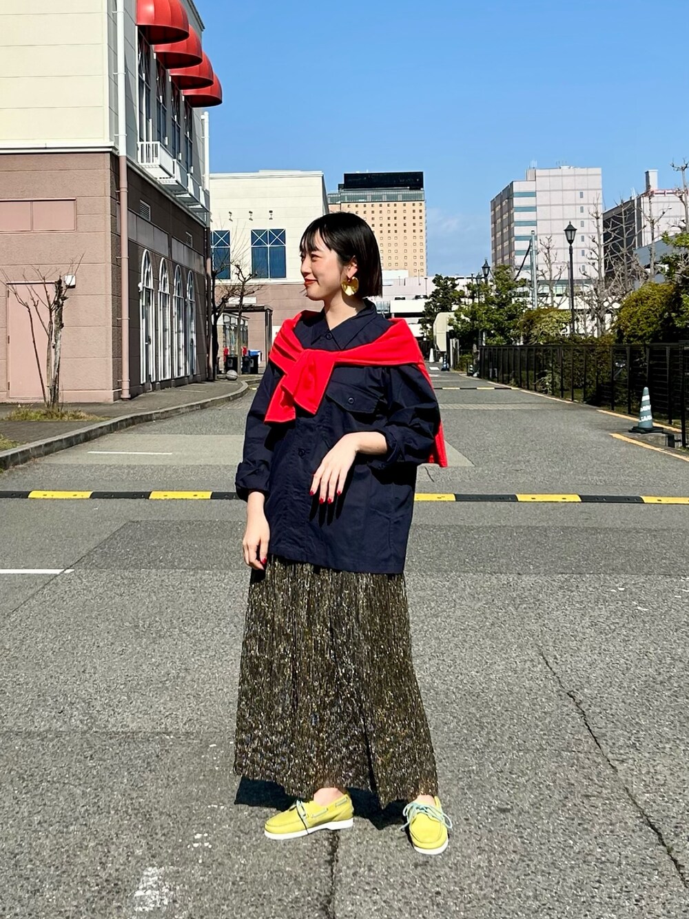「休日スタイル、オフィスカジュアル、カーディガン、デートコーデ、春コーデ、お出かけコーデ、大人カジュアル、ラメ素材、ITEMS URBANRESEARCH、DOORS」｜「ITEMS URBANRESEARCHのコンパクトカーディガン（カーディガン/ボレロ、レッド系）」を使った、CHISAさん（レディース・158cm）の春コーディネートの2枚目の写真