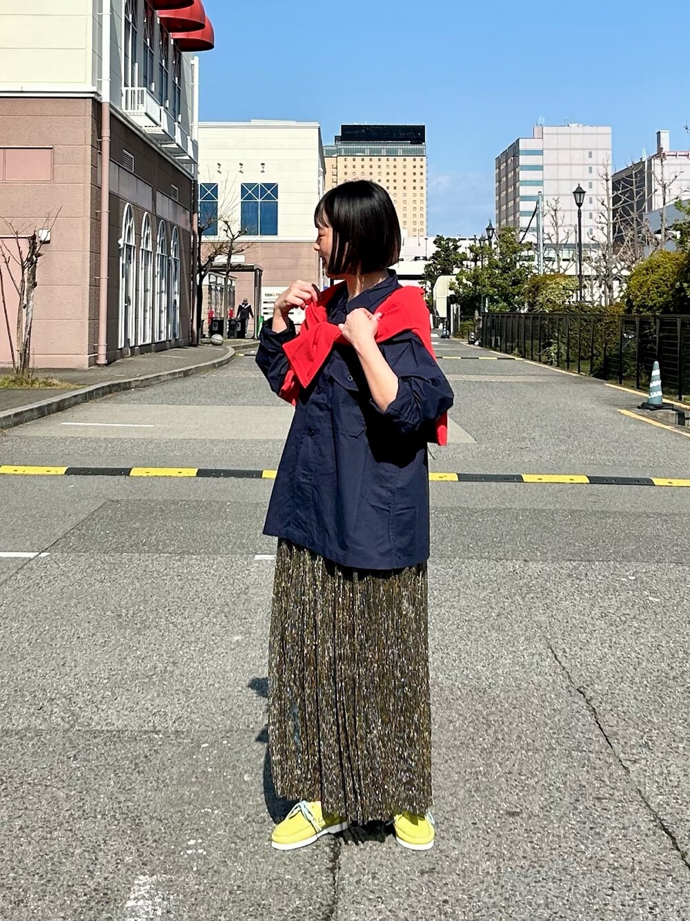 「休日スタイル、オフィスカジュアル、カーディガン、デートコーデ、春コーデ、お出かけコーデ、大人カジュアル、ラメ素材、ITEMS URBANRESEARCH、DOORS」｜「ITEMS URBANRESEARCHのコンパクトカーディガン（カーディガン/ボレロ、レッド系）」を使った、CHISAさん（レディース・158cm）の春コーディネートの4枚目の写真