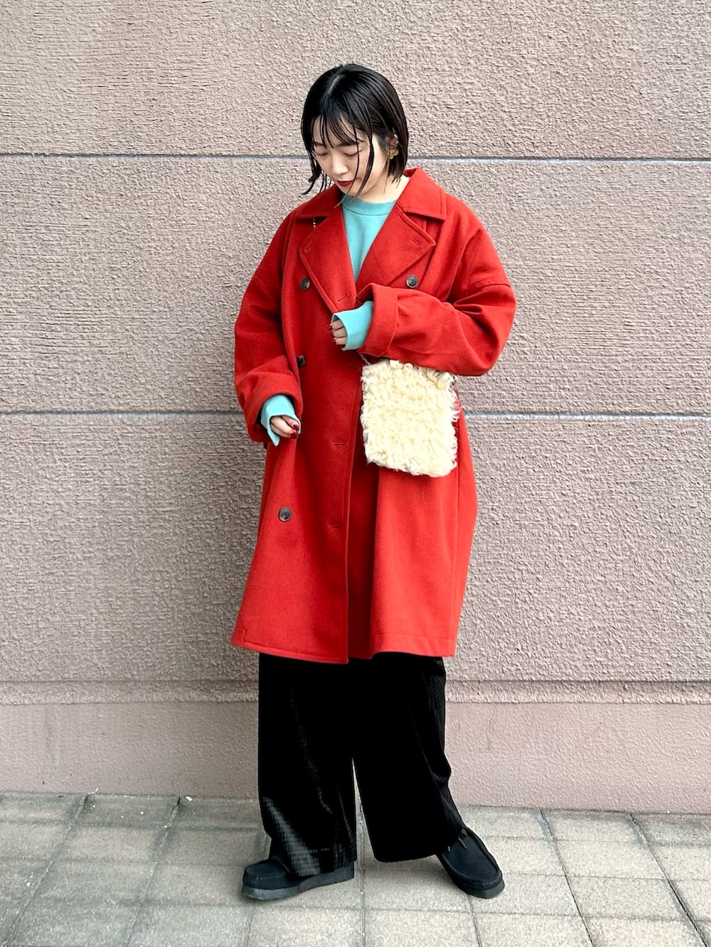 オレンジ系のその他アウター、グリーン系のスウェット、ブラウン系のその他パンツを着用したレディースの冬コーディネートの2枚目の写真