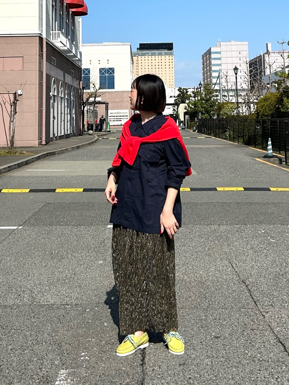 「休日スタイル、オフィスカジュアル、カーディガン、デートコーデ、春コーデ、お出かけコーデ、大人カジュアル、ラメ素材、ITEMS URBANRESEARCH、DOORS」｜「ITEMS URBANRESEARCHのコンパクトカーディガン（カーディガン/ボレロ、レッド系）」を使った、CHISAさん（レディース・158cm）の春コーディネートの3枚目の写真