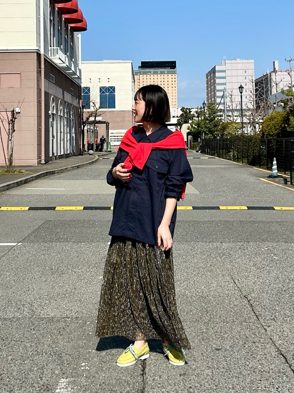 「休日スタイル、オフィスカジュアル、カーディガン、デートコーデ、春コーデ、お出かけコーデ、大人カジュアル、ラメ素材、ITEMS URBANRESEARCH、DOORS」｜「ITEMS URBANRESEARCHのコンパクトカーディガン（カーディガン/ボレロ、レッド系）」を使った、CHISAさん（レディース・158cm）の春コーディネートの5枚目の写真