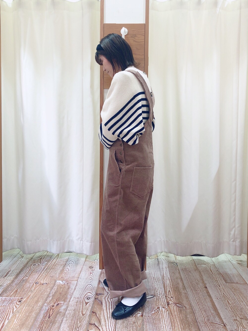 ベージュ系のサロペット/オーバーオール、ホワイト系のカーディガン/ボレロ、ホワイト系のTシャツ/カットソーを着用したレディースの秋コーディネートの2枚目の写真