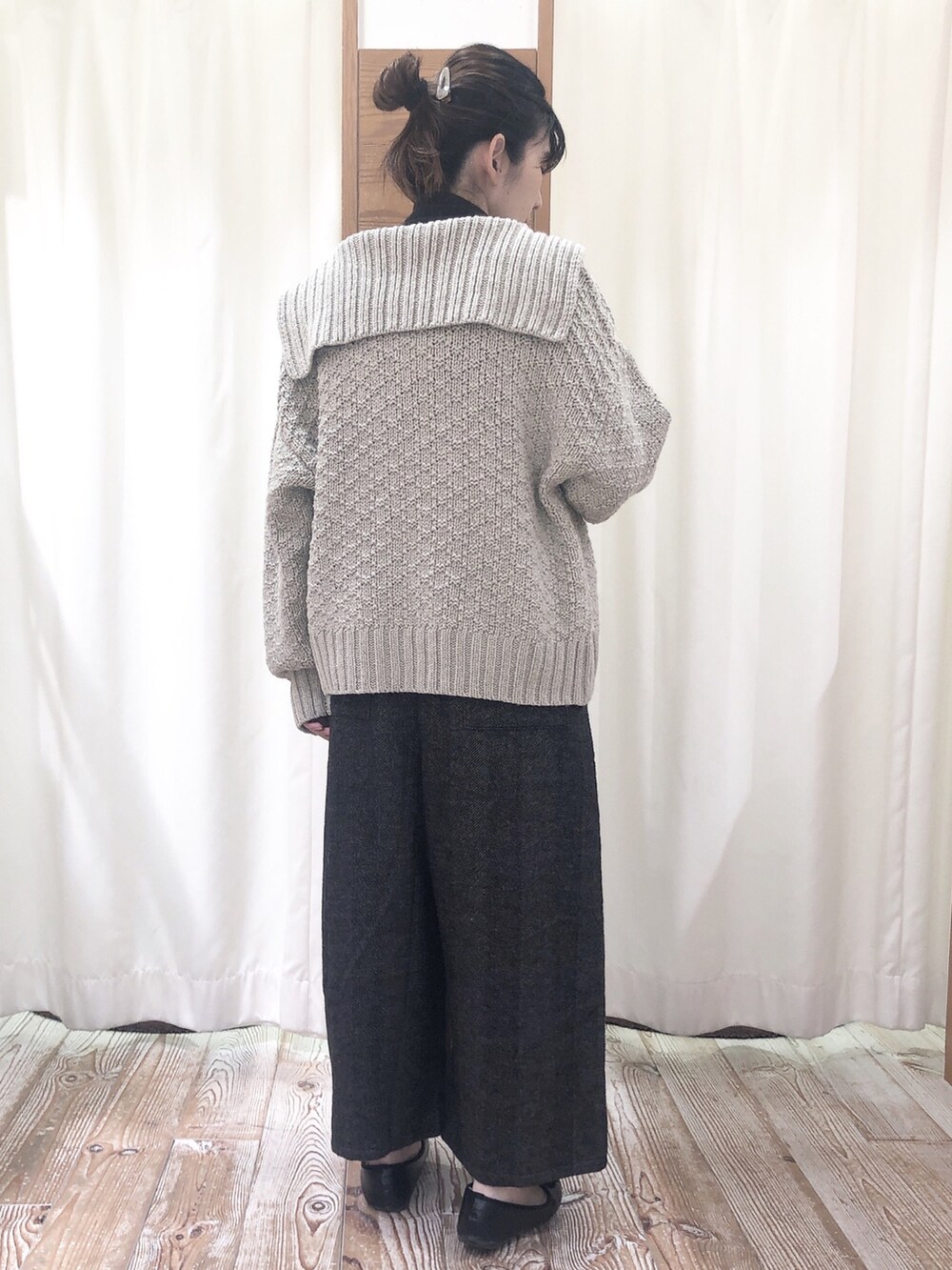 グレー系のニット/セーター、ベージュ系のニット/セーター、グレー系のサロペット/オーバーオールを着用したレディースの秋コーディネートの3枚目の写真