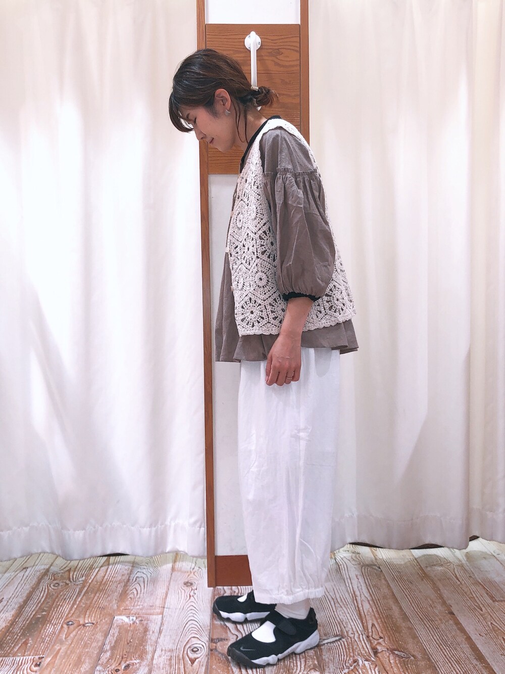 ブラウン系のシャツ/ブラウス、ベージュ系のベスト、ホワイト系のその他パンツを着用したレディースの夏コーディネートの2枚目の写真