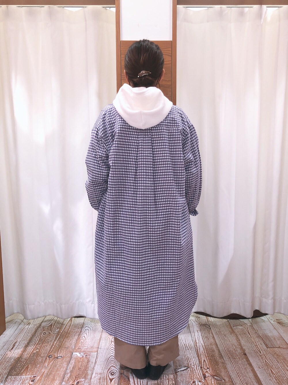 ホワイト系のパーカー、パープル系のシャツワンピース、ベージュ系のその他パンツを着用したレディースの冬コーディネートの3枚目の写真