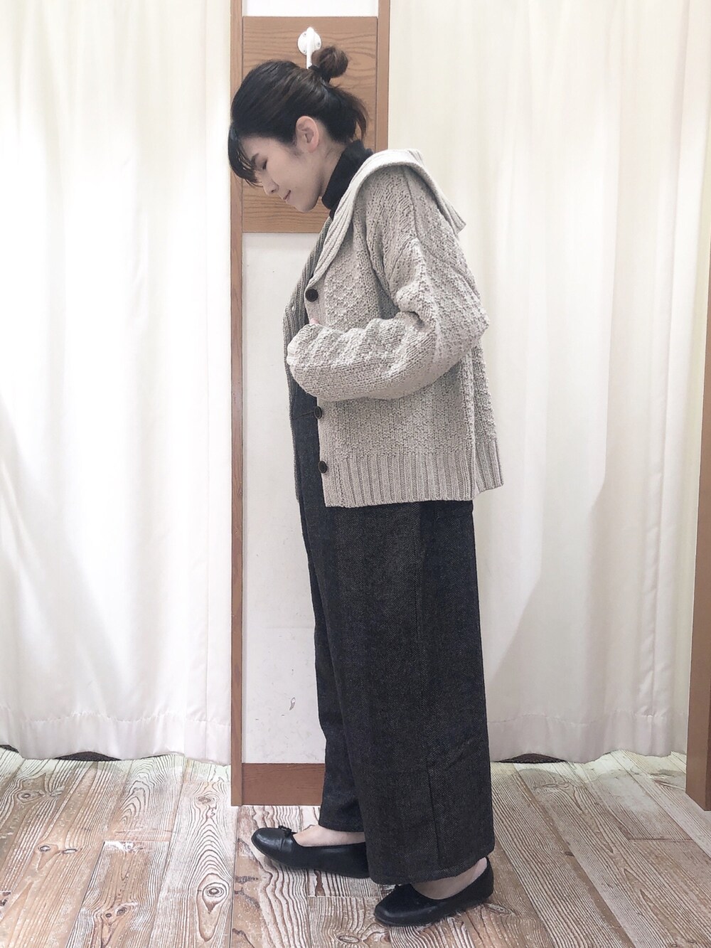 グレー系のニット/セーター、ベージュ系のニット/セーター、グレー系のサロペット/オーバーオールを着用したレディースの秋コーディネートの2枚目の写真