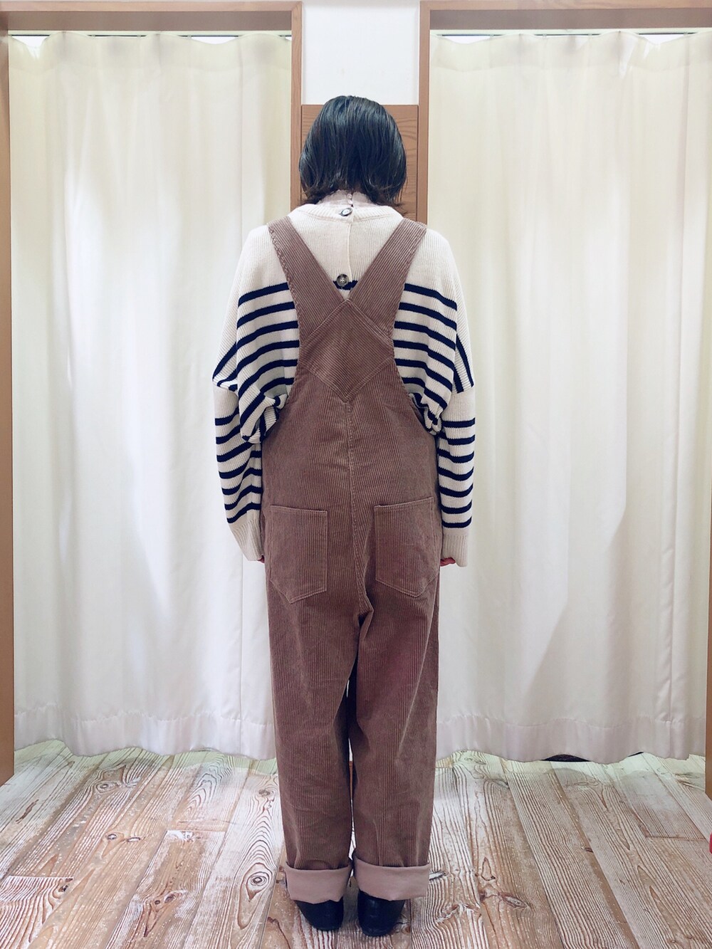 ベージュ系のサロペット/オーバーオール、ホワイト系のカーディガン/ボレロ、ホワイト系のTシャツ/カットソーを着用したレディースの秋コーディネートの3枚目の写真