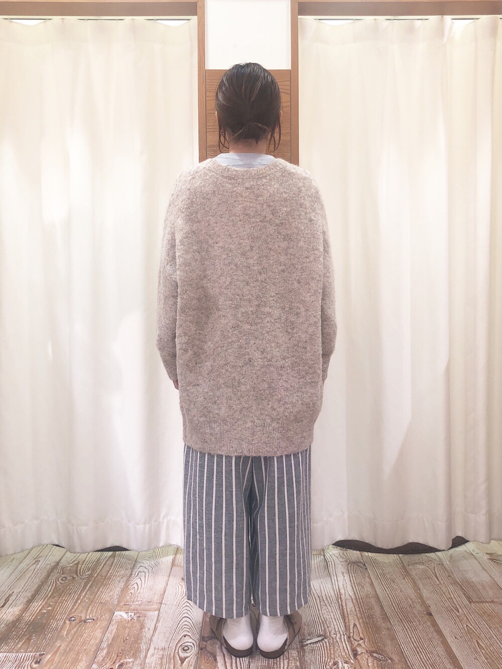 グリーン系のスウェット、ホワイト系のカーディガン/ボレロ、グレー系のその他パンツを着用したレディースの冬コーディネートの3枚目の写真