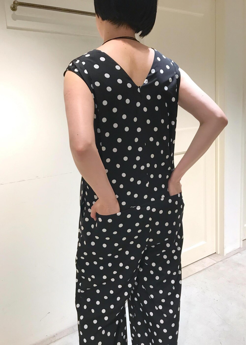 ホワイト系のサンダル、グリーン系のチューブトップ、ブラック系のカーディガン/ボレロを着用したレディースの夏コーディネートの6枚目の写真