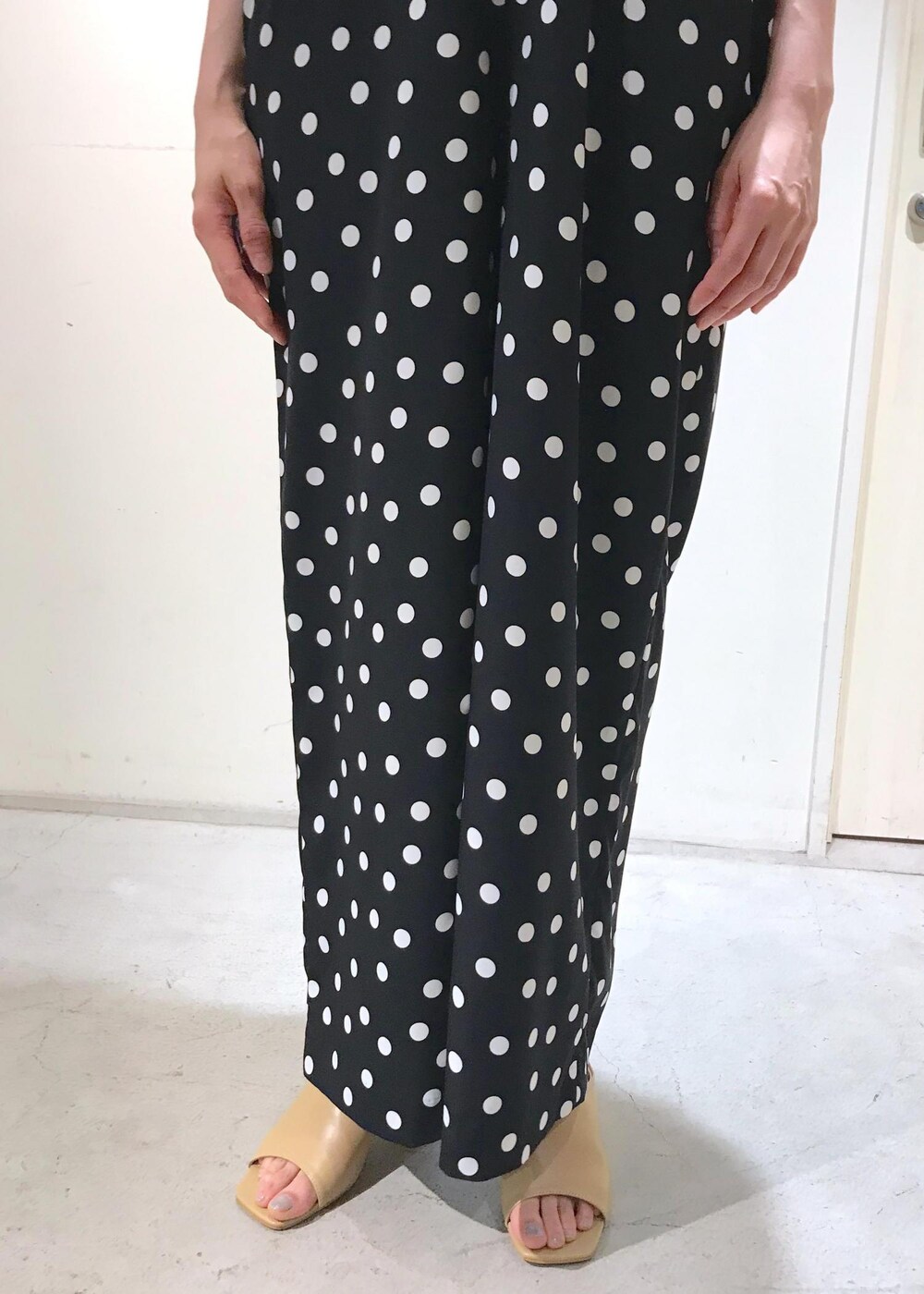 ホワイト系のサンダル、グリーン系のチューブトップ、ブラック系のカーディガン/ボレロを着用したレディースの夏コーディネートの7枚目の写真