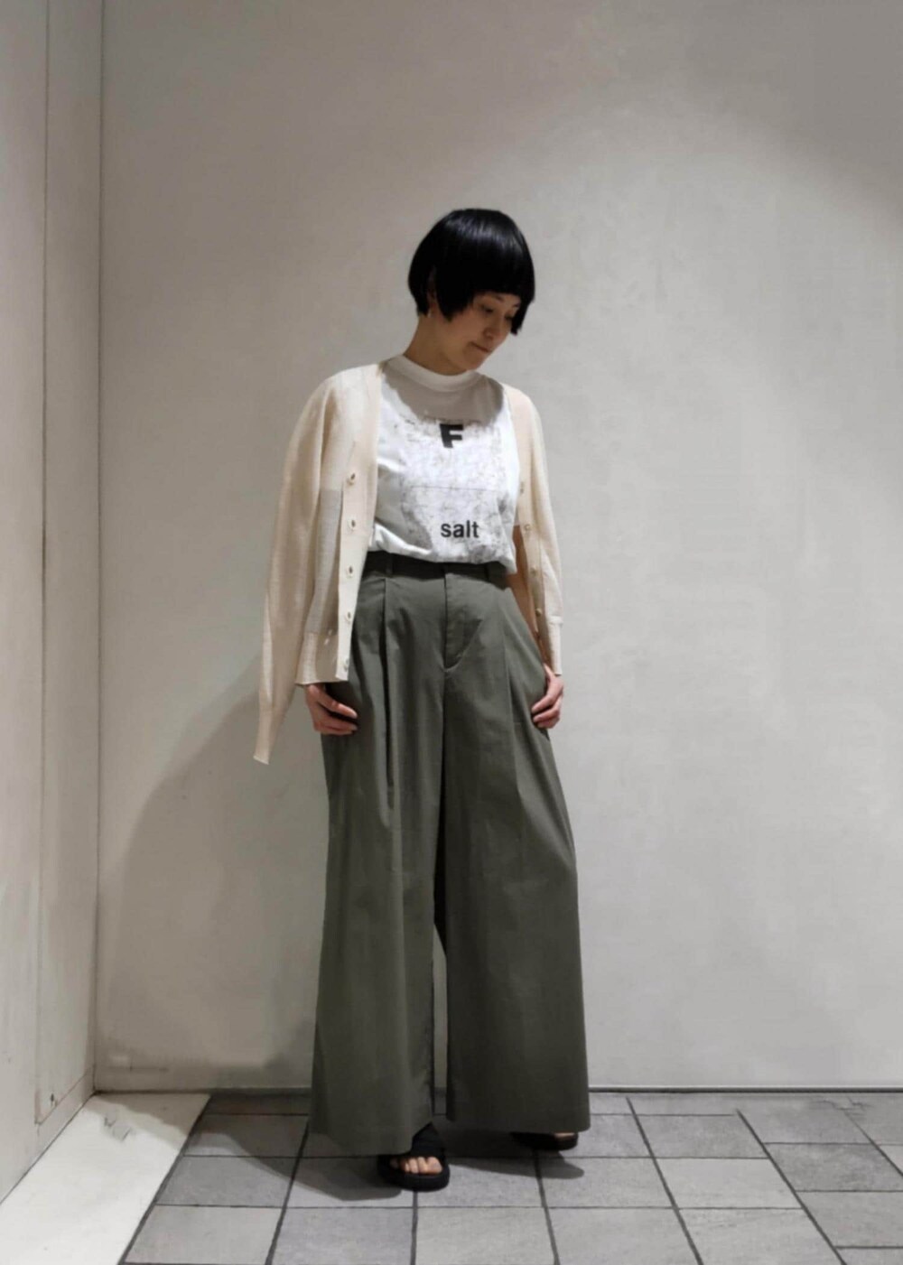 ベージュ系のカーディガン/ボレロ、ホワイト系のTシャツ/カットソー、グリーン系のその他パンツを着用したレディースの春コーディネートの4枚目の写真