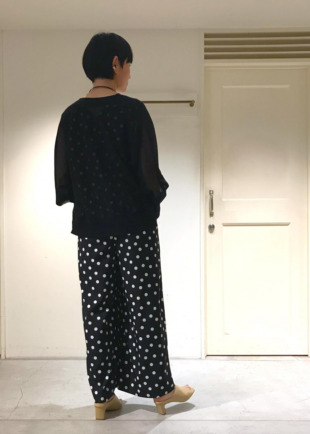 ホワイト系のサンダル、グリーン系のチューブトップ、ブラック系のカーディガン/ボレロを着用したレディースの夏コーディネートの5枚目の写真