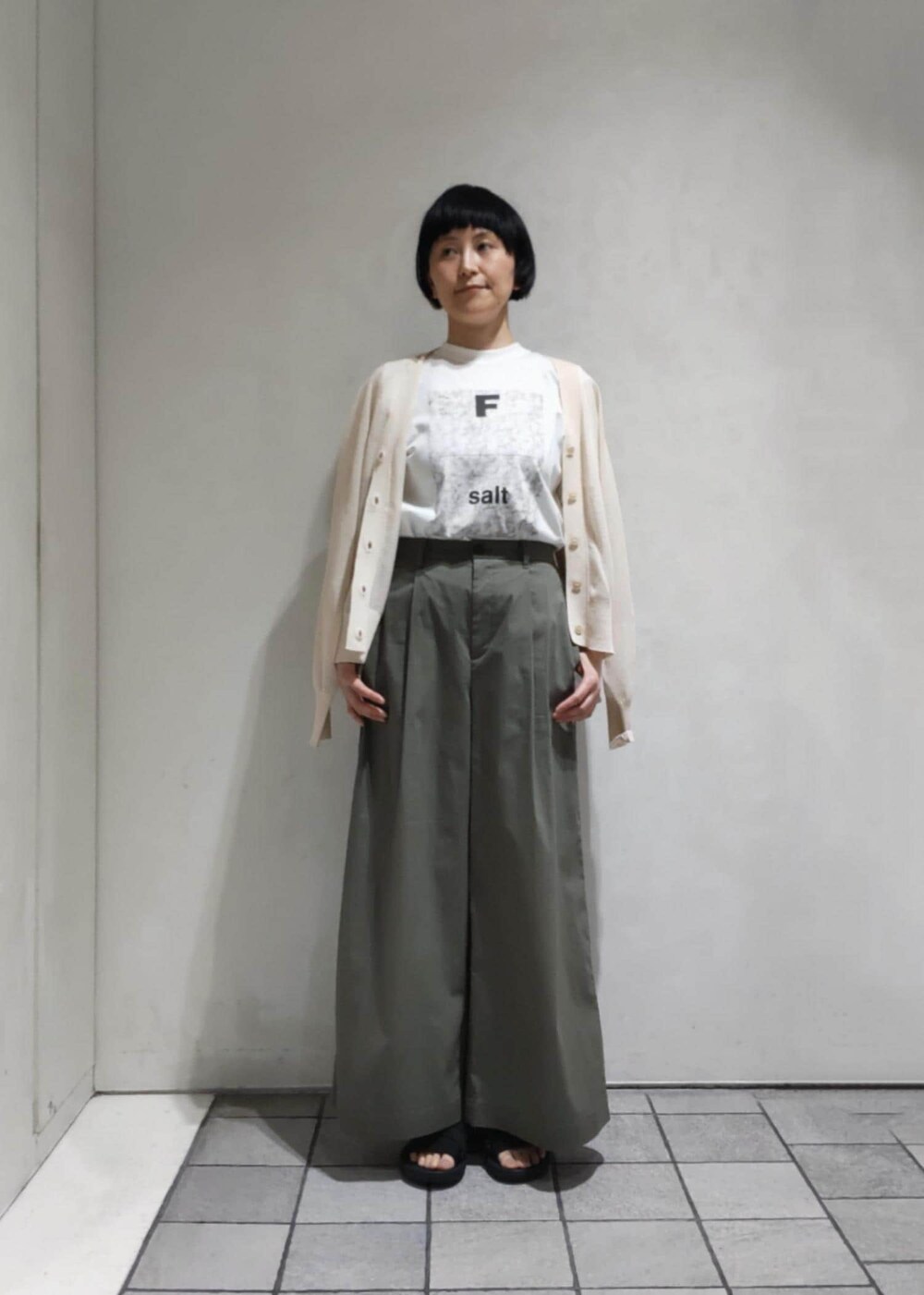 ベージュ系のカーディガン/ボレロ、ホワイト系のTシャツ/カットソー、グリーン系のその他パンツを着用したレディースの春コーディネートの3枚目の写真