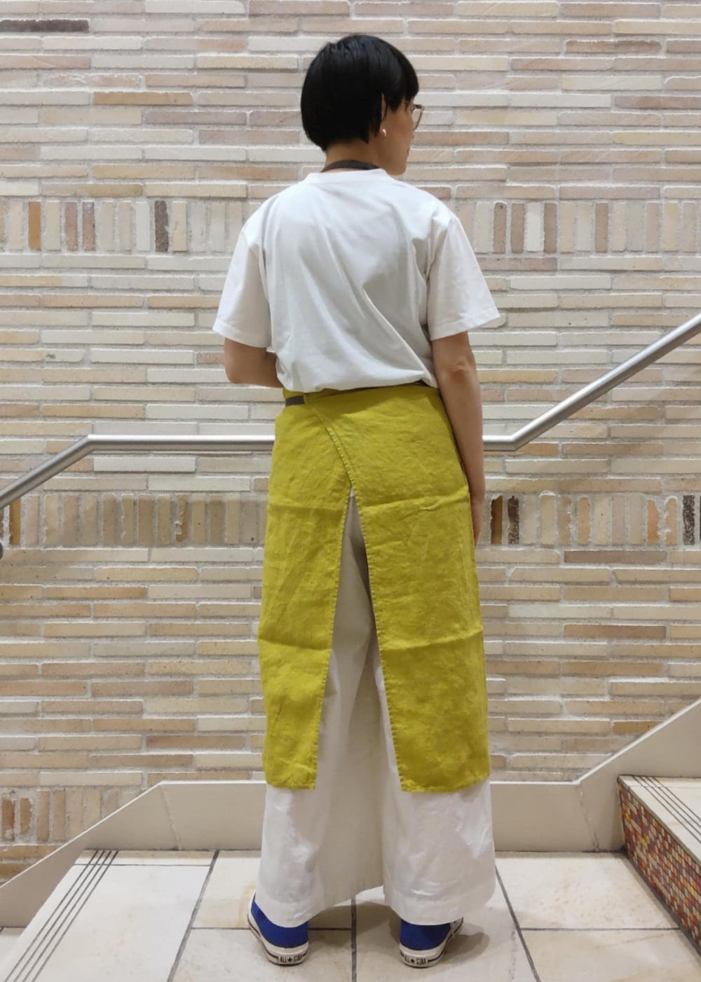 ブルー系のスニーカー、ホワイト系のTシャツ/カットソー、ホワイト系のその他パンツを着用したレディースの春コーディネートの3枚目の写真