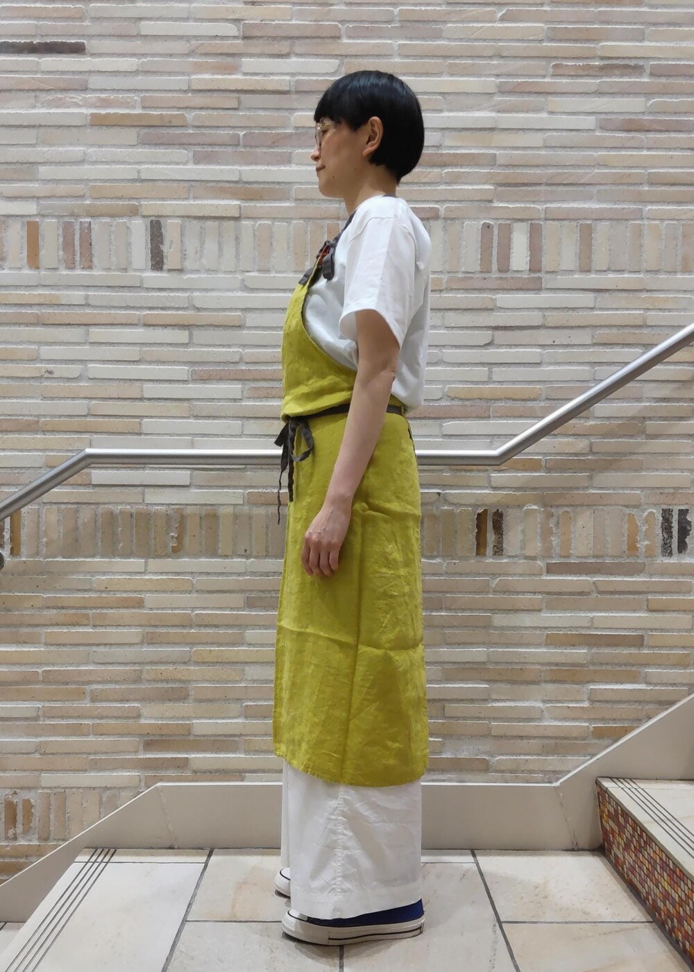 ブルー系のスニーカー、ホワイト系のTシャツ/カットソー、ホワイト系のその他パンツを着用したレディースの春コーディネートの2枚目の写真