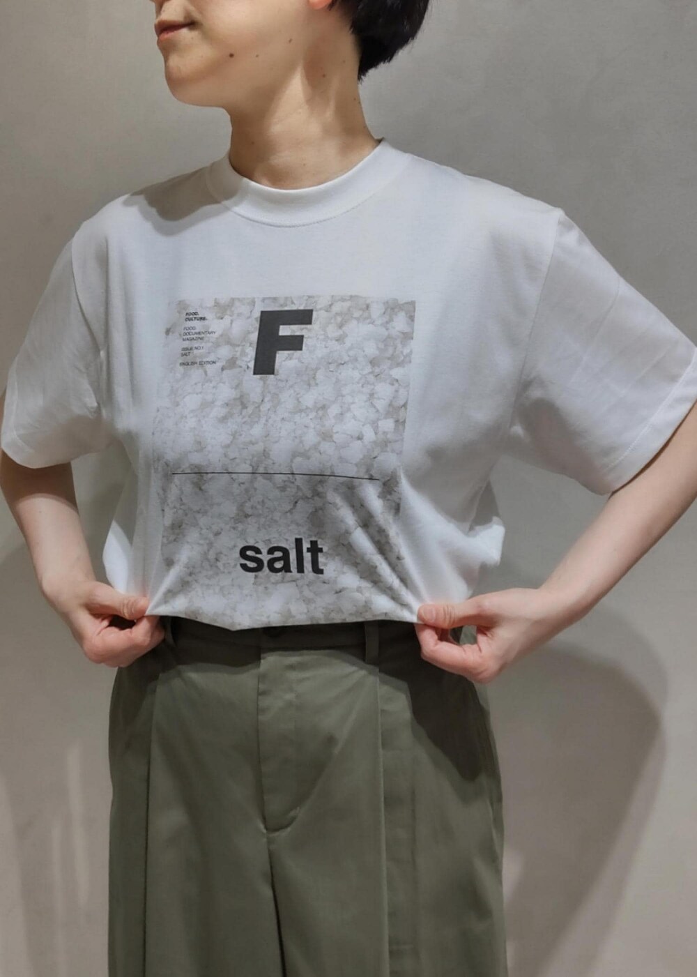 ベージュ系のカーディガン/ボレロ、ホワイト系のTシャツ/カットソー、グリーン系のその他パンツを着用したレディースの春コーディネートの2枚目の写真