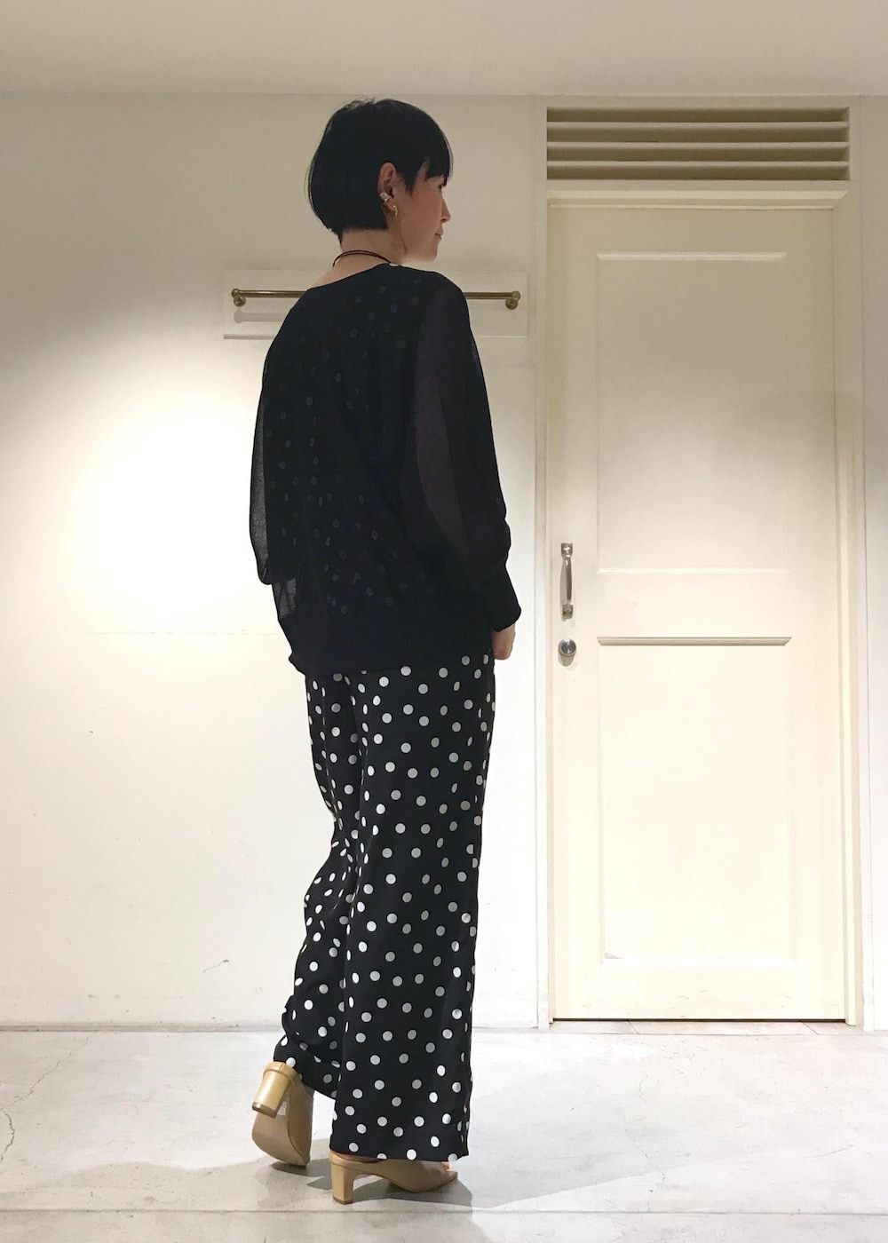 ホワイト系のサンダル、グリーン系のチューブトップ、ブラック系のカーディガン/ボレロを着用したレディースの夏コーディネートの4枚目の写真