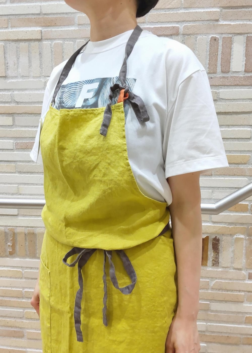 ブルー系のスニーカー、ホワイト系のTシャツ/カットソー、ホワイト系のその他パンツを着用したレディースの春コーディネートの4枚目の写真