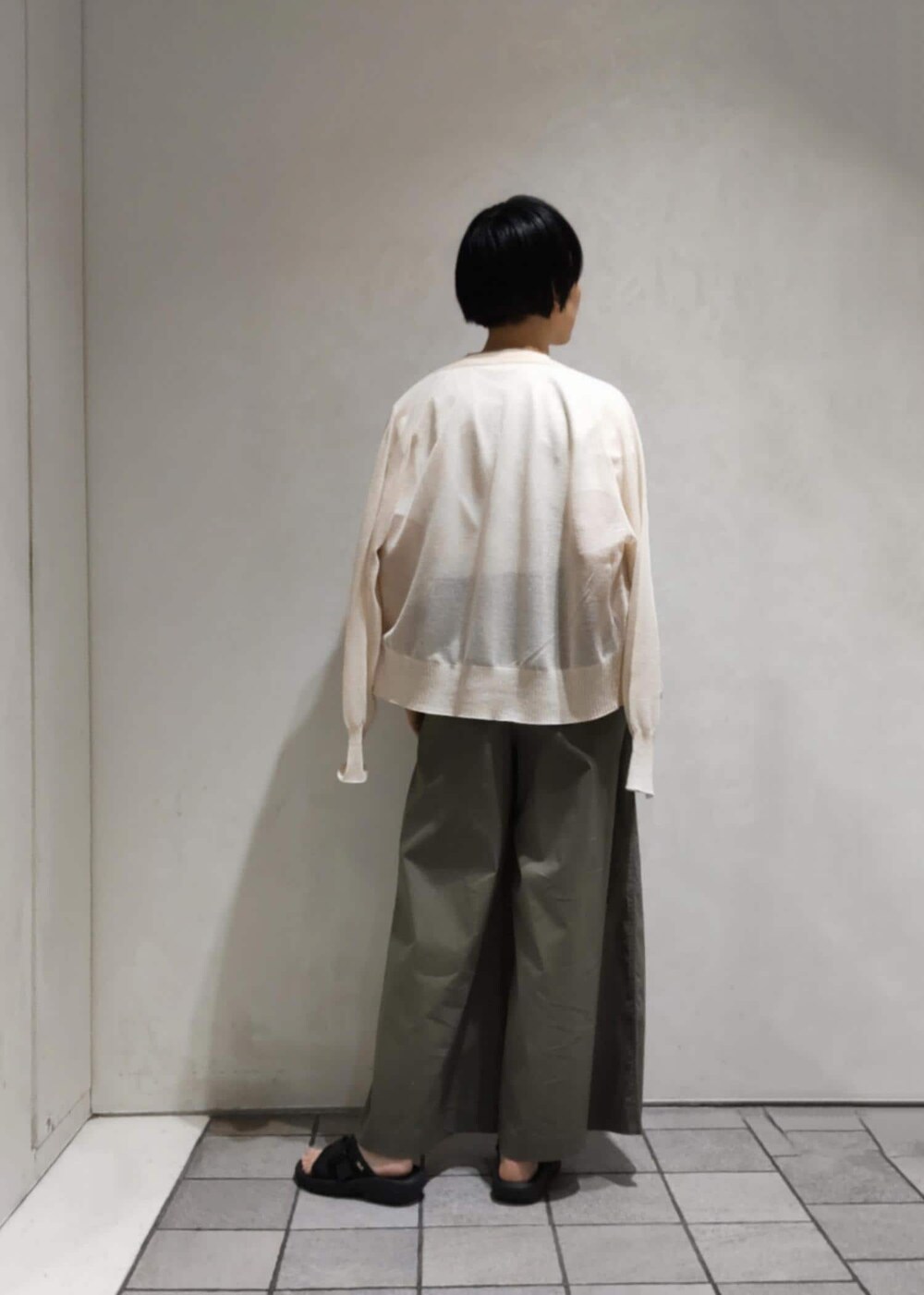 ベージュ系のカーディガン/ボレロ、ホワイト系のTシャツ/カットソー、グリーン系のその他パンツを着用したレディースの春コーディネートの5枚目の写真