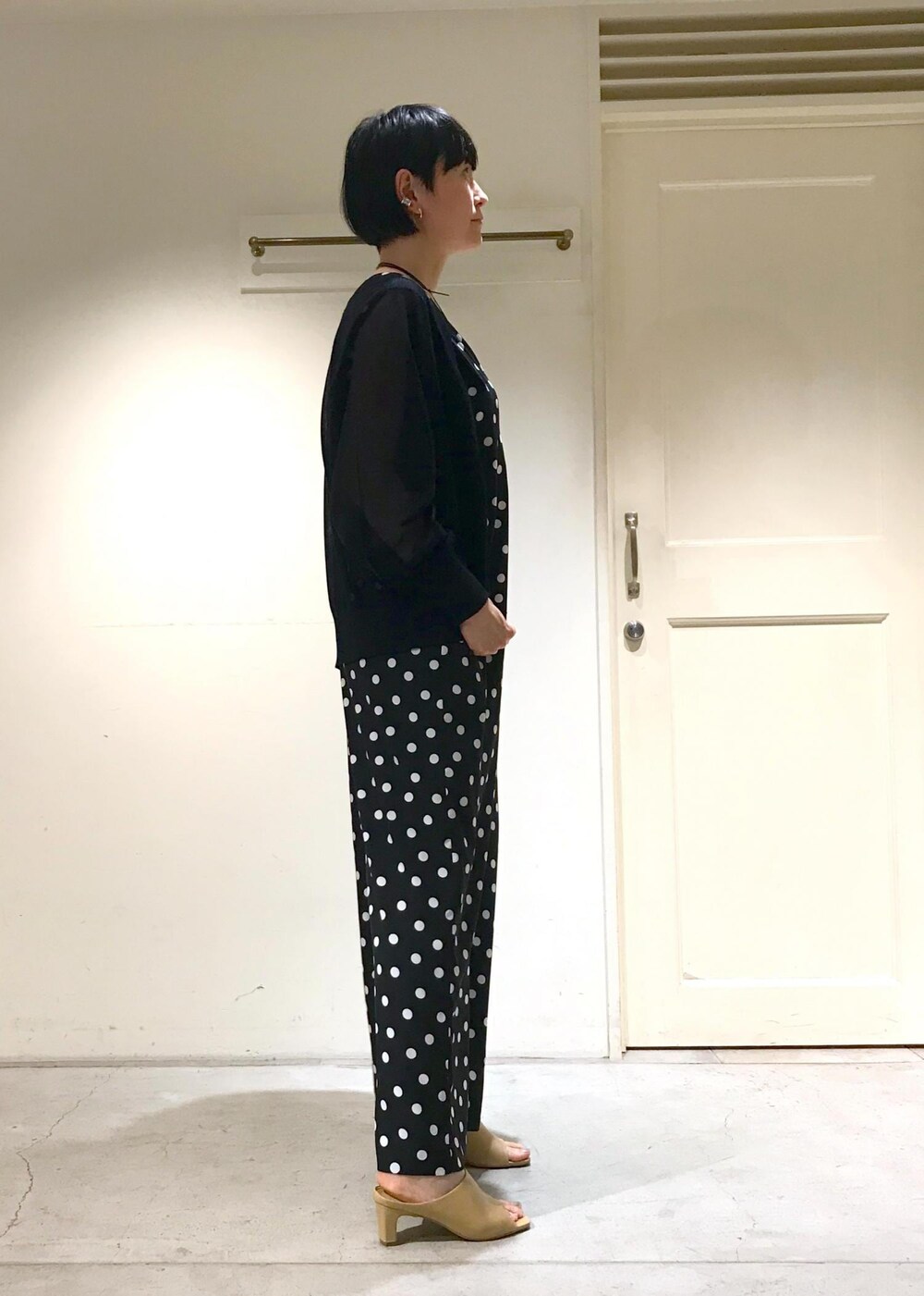 ホワイト系のサンダル、グリーン系のチューブトップ、ブラック系のカーディガン/ボレロを着用したレディースの夏コーディネートの3枚目の写真