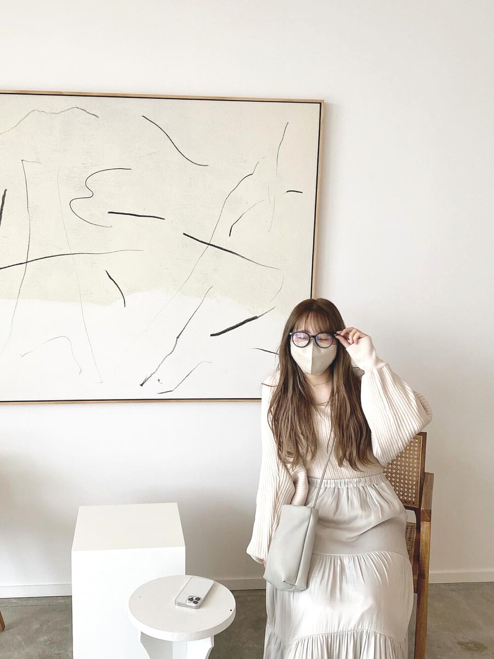 ベージュ系のニット/セーター、ブラック系のその他を着用したレディースの夏コーディネートの2枚目の写真