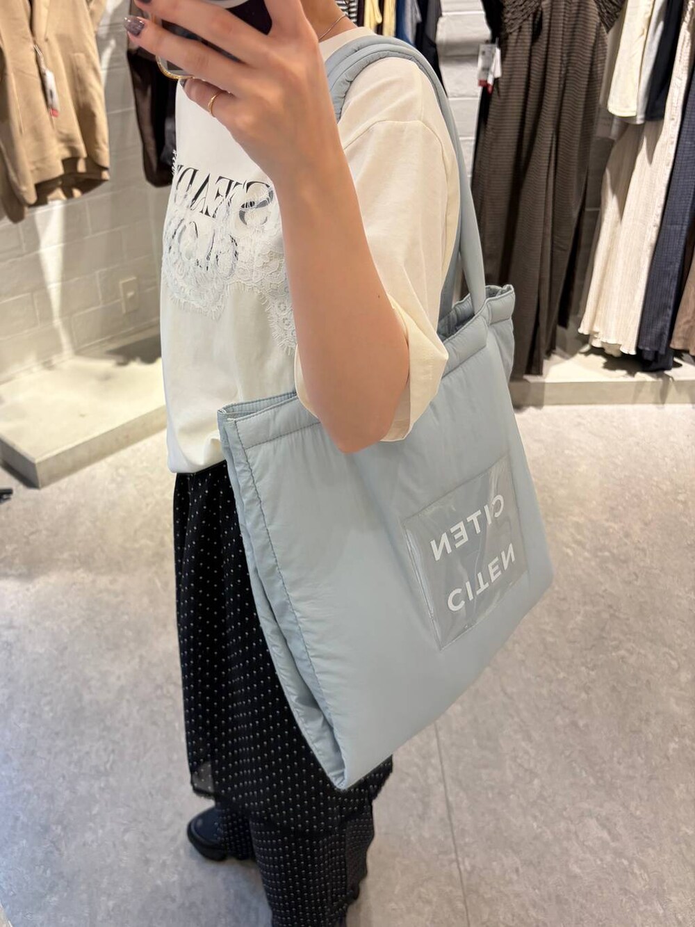 ブラック系のその他パンツ、ベージュ系のTシャツ/カットソーを着用したレディースの夏コーディネートの4枚目の写真